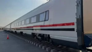 تصادم قطار مطروح بسيارة نقل محملة بأعمدة كهربائية يعيق الحركة ويحقق نجاحًا غير متوقع